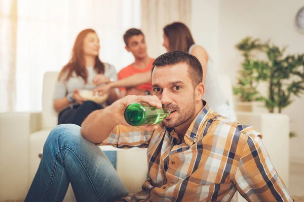 Young Man Drinking Beer Home Party Friends Having Fun Background — Stock Photo, Image