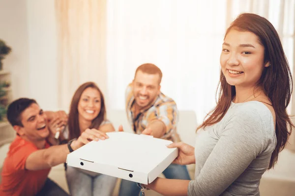 Čtyři Veselé Přátelé Těší Pizza Společně Doma Párty — Stock fotografie