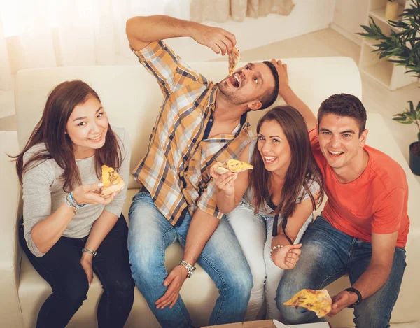Τέσσερις Χαρούμενα Φίλους Απολαμβάνοντας Πίτσα Μαζί Στο Σπίτι Κόμμα — Φωτογραφία Αρχείου