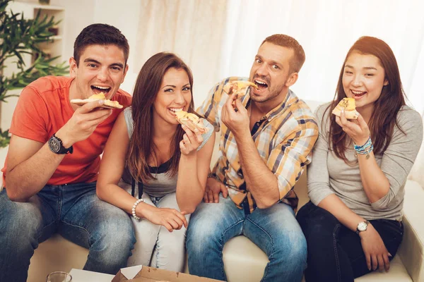 Cuatro Amigos Alegres Disfrutando Pizza Juntos Fiesta Casa — Foto de Stock