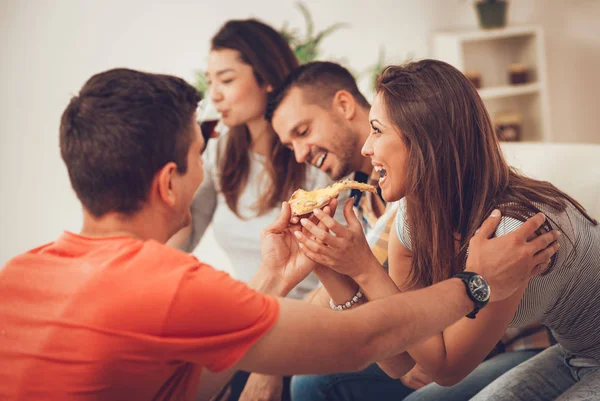 Čtyři Veselé Přátelé Těší Pizza Společně Doma Párty — Stock fotografie