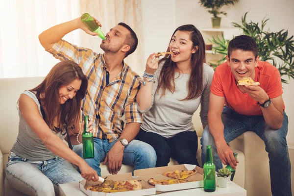 Bira içip, evde pizza yemek parti dört neşeli arkadaşları