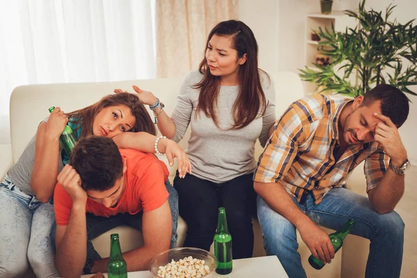 Quatro Jovens Amigos Bêbados Sentados Sofá Ressaca Após Festa Casa — Fotografia de Stock