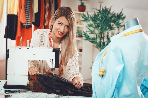 Jovem Mulher Que Trabalha Com Máquina Costura Outros Suprimentos Costura — Fotografia de Stock