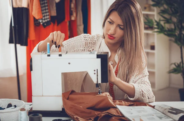 Young Woman Working Sewing Machine Other Sewing Supplies Tailoring Establishment — Stock Photo, Image