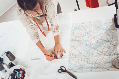 Genç tasarımcı cetvel ile dikiş desen çizim moda
