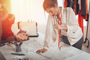 Genç tasarımcı cetvel ile dikiş desen çizim moda