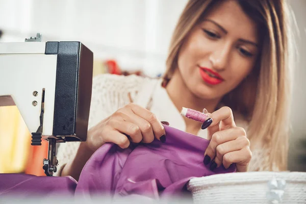 Молодая Женщина Работающая Швейной Машинкой Другими Швейными Принадлежностями Пошивочном Учреждении — стоковое фото