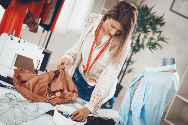 Young Woman Working Sewing Machine Other Sewing Supplies Tailoring Establishment — Stock Photo, Image