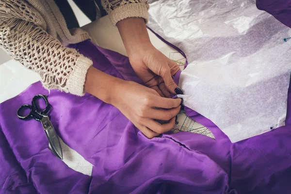 Ung Modedesigner Utformar Nya Moderiktiga Klänning — Stockfoto