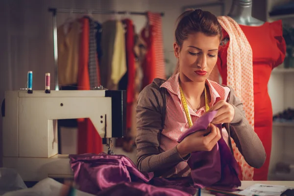 Young Woman Working Sewing Machine Other Sewing Supplies Tailoring Establishment — Stock Photo, Image