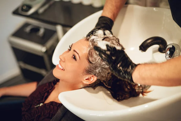 Близкий Вид Мужчины Парикмахера Мыть Волосы Женщины — стоковое фото