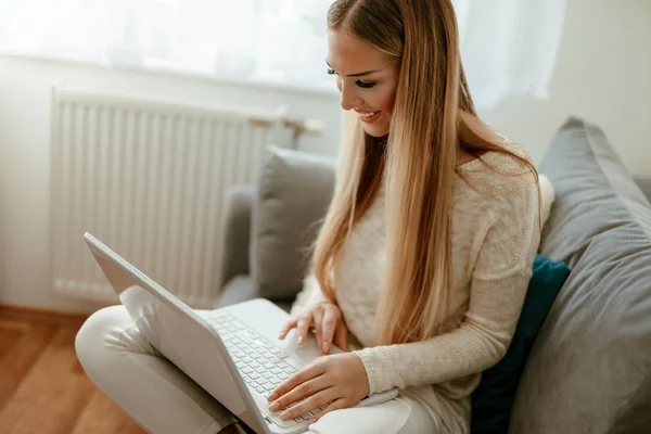 Junge Lächelnde Frau Entspannt Hause Und Surft Netz Auf Laptop — Stockfoto