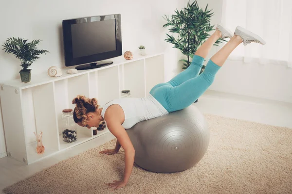 Gespierde Lachende Vrouw Doen Oefening Pilates Met Online Personal Trainer — Stockfoto