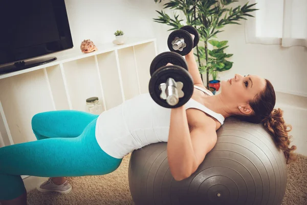 Kaslı Kadın Online Kişisel Antrenörle Dumbbells Ile Egzersiz Yaparak — Stok fotoğraf