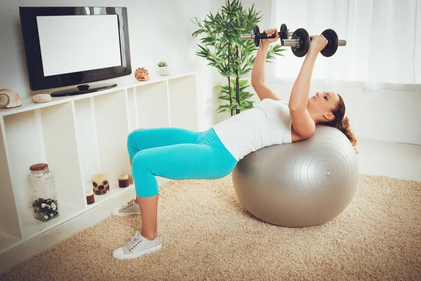 Kaslı Kadın Online Kişisel Antrenörle Dumbbells Ile Egzersiz Yaparak — Stok fotoğraf