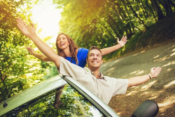 Viajeros Alegres Vacaciones Verano Que Asoman Por Ventana Del Coche — Foto de Stock