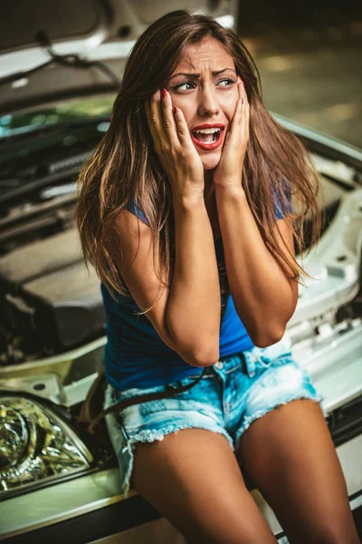 Νεαρή Γυναίκα Ουρλιάζοντας Απελπισία Κοντά Κατανεμημένες Αυτοκίνητο — Φωτογραφία Αρχείου