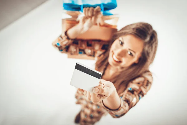 Mulher Alegre Com Sacos Compras Cartão Crédito Mão — Fotografia de Stock