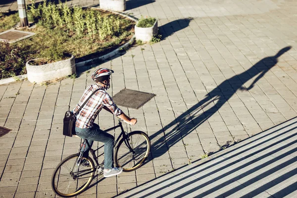 カジュアルな実業団自転車で仕事に行く — ストック写真