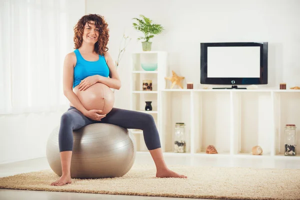 Joven Mujer Embarazada Sentada Pelota Fitness Relajarse Casa — Foto de Stock