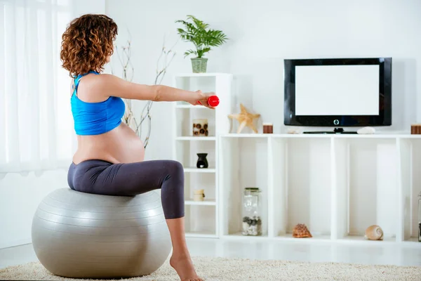 Mujer Embarazada Joven Sentada Pelota Fitness Haciendo Ejercicios Con Pesas — Foto de Stock