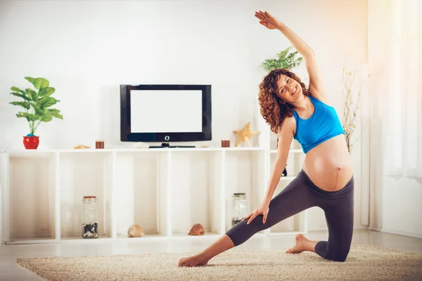 Młoda Kobieta Ciąży Robi Joga Ćwiczenia Domu — Zdjęcie stockowe