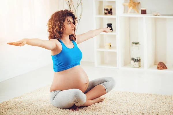 Joven Embarazada Haciendo Ejercicio Yoga Casa — Foto de Stock