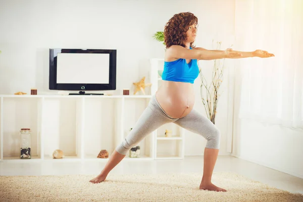 Joven Embarazada Haciendo Ejercicio Yoga Casa — Foto de Stock