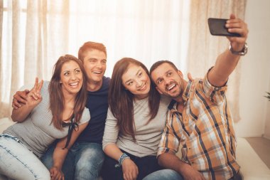 Neşeli dört daire ve alma selfie iyi vakit geçiriyor arkadaşlarım