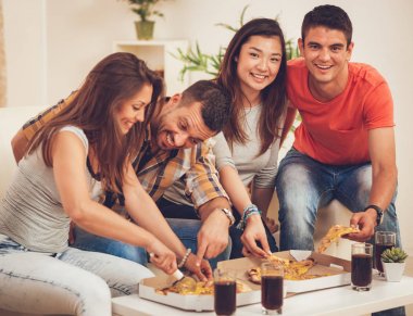 Pizza evde birlikte zevk dört neşeli arkadaşları parti