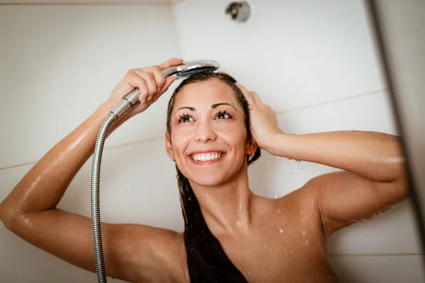 Jovem Mulher Sorridente Lavar Cabelos Longos Cabine Chuveiro — Fotografia de Stock