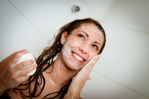 Jovem Sorrindo Mulher Lavar Rosto Com Sabão Banheiro — Fotografia de Stock