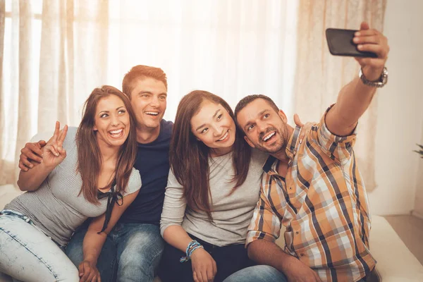 Cuatro Alegres Mejores Amigos Pasar Buen Rato Apartamento Tomar Selfie — Foto de Stock