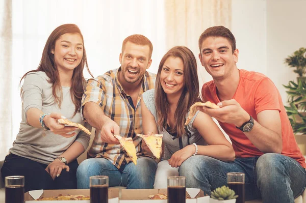 Cuatro Amigos Alegres Disfrutando Pizza Juntos Fiesta Casa — Foto de Stock