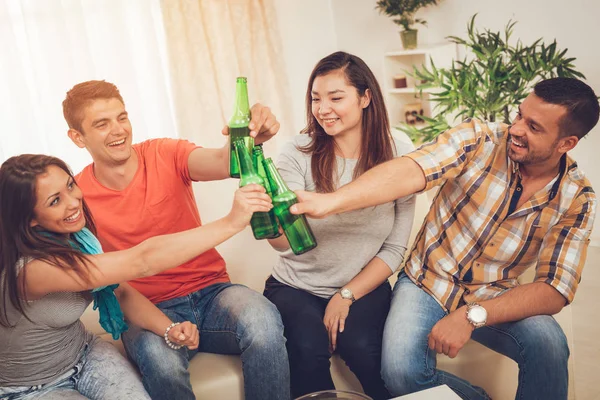 Freunde Genießen Bei Bier Und Stoßen Gemeinsam Auf Heimparty — Stockfoto