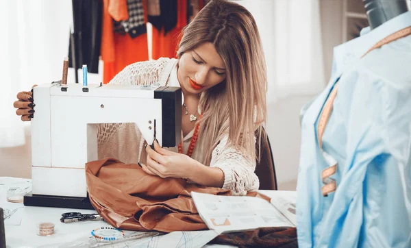 Young Woman Working Sewing Machine Other Sewing Supplies Tailoring Establishment — Stock Photo, Image