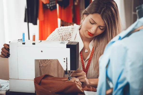 Young Woman Working Sewing Machine Other Sewing Supplies Tailoring Establishment — Stock Photo, Image