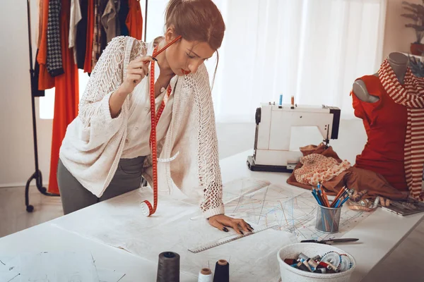Genç Moda Tasarımcısı yeni moda elbise tasarlama