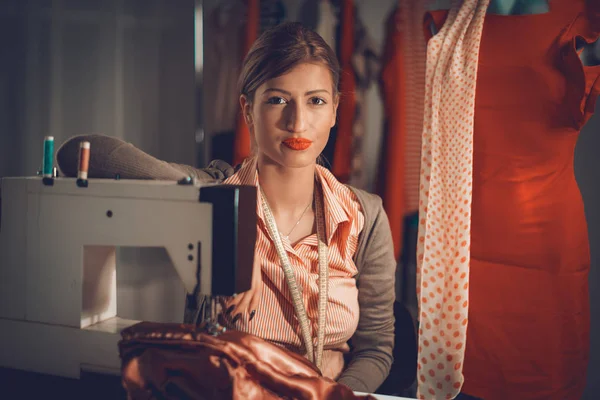 年轻时装设计师坐在缝纫机前 在模特身上创造服装 — 图库照片