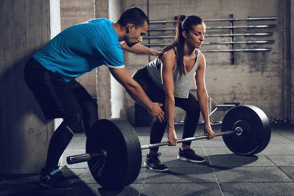 Mujer Joven Haciendo Ejercicio Duro Gimnasio Con Entrenador Personal —  Fotos de Stock