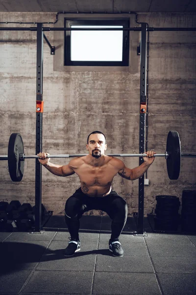 Gespierde Jongeman Doen Squat Oefening Met Barbell Sportschool — Stockfoto