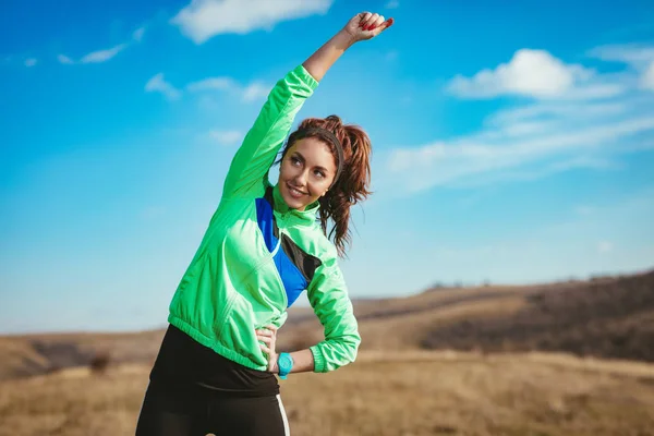 Stretching i naturen — Stockfoto