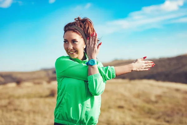 Stretching i naturen — Stockfoto