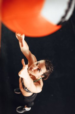 kaslı kadın egzersiz topu vasıl jimnastik salonu ile yapmak
