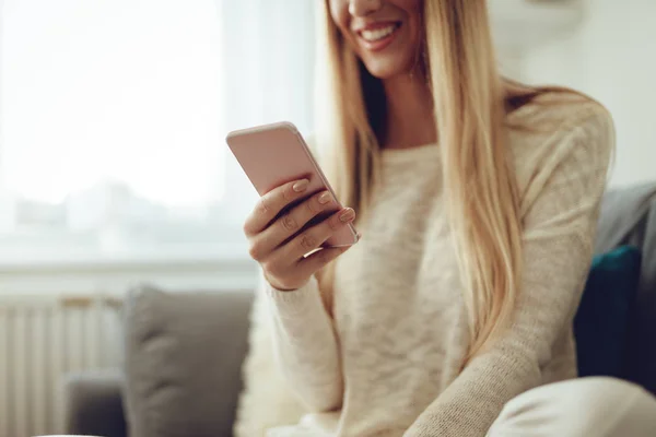 Unga Leende Kvinna Använder Smartphone Hemma — Stockfoto