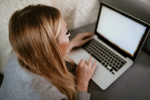 Frau Legt Sich Auf Bett Und Benutzt Laptop — Stockfoto