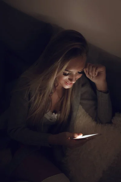 Молодая Женщина Сидит Кровати Печатает Сообщения Смартфоне — стоковое фото