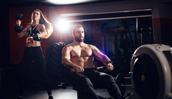 Jovem Casal Muscular Tendo Treino Ginásio — Fotografia de Stock