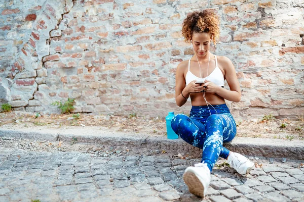 Giovane Donna Sportiva Con Cuffie Prendersi Una Pausa Dopo Aver — Foto Stock